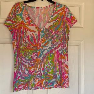 Lilly Pulitzer V neck top. Size large.